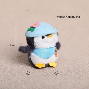 Süßes Cartoon Pinguin Plüschtier Detailansicht mit Blumenhut und gepunktetem Lätzchen, weich.
