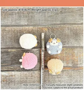 Detailansicht des niedlichen flauschigen Schaf Plueschhaengers, weiche Textur und Tierdesign.