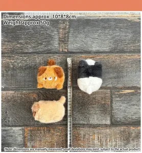 Gros plan détail de pendentifs en peluche de dessin animé mignon, texture douce, affichage taille.