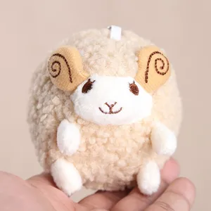 Flauschiger runder Schaf Plueschhaenger, weiches Widder Spielzeug Schluesselanhenger Detail.