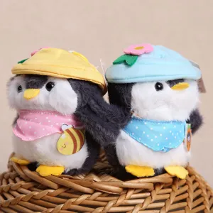 Süße Plüsch Pinguin Spielzeuge mit Mützen und Lätzchen, weiche ausgestopfte Tiermotive für Kinder.