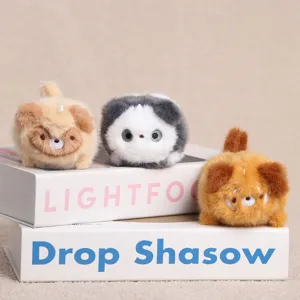 Joli porte-clés en peluche duveteux, accessoire de sac doux et charmant pour usage quotidien.