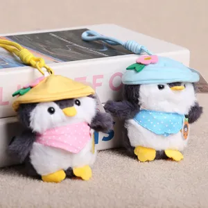 Süßer Pinguin Plüschtier Schlüsselanhänger mit buntem Hut und Schal für Taschen.