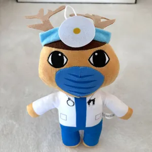 Niedliches Tierkrankenhaus Plüschtier Arzt Puppe mit Geweih und blauer Gesichtsmaske.
