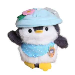 Süßes Cartoon Pinguin Plüschtier mit blauem Hut und Lätzchen, idealer Rucksackanhänger.