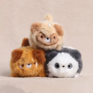 Gros plan détaillé de porte-clés en peluche duveteuse mignonne avec de la fausse fourrure douce.