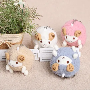 Süßes flauschiges Schaf Plüschtier Schlüsselanhänger, runder Plüschtier Taschenanhänger Detail.