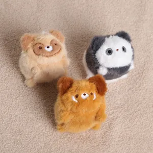 Vue détaillée de porte-clés en peluche de dessin animé mignon avec trois styles uniques.