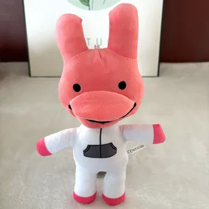 Nahaufnahme der niedlichen Horror Tierhospital Plüschpuppe mit weichen rosa Ohren und Anzug.