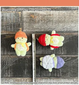 Vue détaillée de charmants pendentifs en peluche tortue fruit avec bonnets et lunettes.