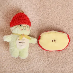 Mignon pendentif en peluche tortue de fruit avec bonnet rouge lunettes et sac pomme.