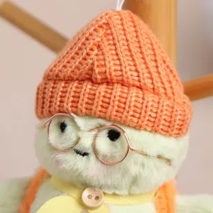 Adorable pendentif tortue en peluche avec bonnet et lunettes, accessoire de sac doux.