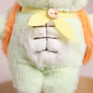 Adorable pendentif peluche tortue avec abdos brodés et un joli nœud papillon jaune.