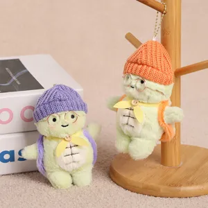 Vue détaillée de la jolie peluche porte-clés tortue avec bonnet en tricot et lunettes.