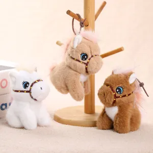 Detail van schattig pluche paardje, zacht knuffelpony met mooie geborduurde ogen en fijne details.