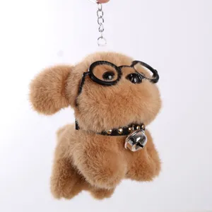 Pluche puppy sleutelhanger detail, schattig knuffeldier met bril en bel voor tas hanger accessoire.