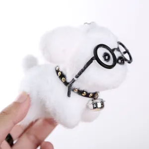 Gedetailleerd close-upoverzicht van een schattige witte pluche puppyhanger met bril en halsband.