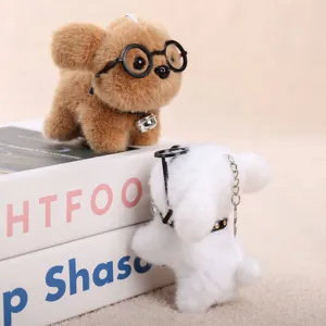 Leuke schattige pluche hond sleutelhanger detailweergave met bril en halsband voor de tas.