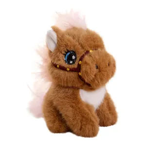 Schattig bruin pluche pony met blauwe ogen en roze manen zittend knuffeldier speelgoed voor kinderen.