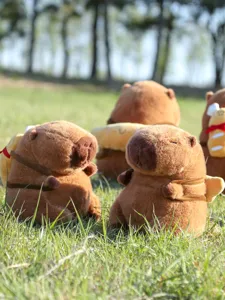Süßes Wasserschwein Plüschtier mit Brot Rucksack, weiche Stofftier Puppe Detailansicht.