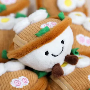 Primer plano detallado del colgante de peluche bol de ramen, textura suave, lindo llavero.