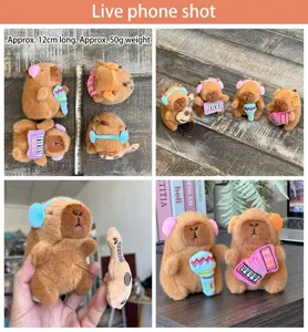 Joli porte-clés en peluche capybara avec des instruments miniatures et un casque détail.