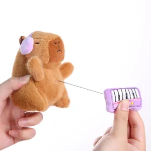 Vue détaillée et gros plan de la jolie peluche Capybara avec son clavier musical miniature.