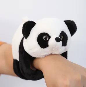 Nahaufnahme des süßen Panda-Schnapparmbands Plüschtier am Handgelenk,weiches Kuscheltier.
