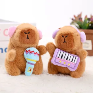 Joli ensemble de pendentifs en peluche capybara avec instruments et cache-oreilles pour sacs.