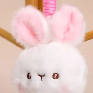 Adorable pendentif lapin en peluche duveteuse vue de détail, charmant sac de lapin en peluche clé.