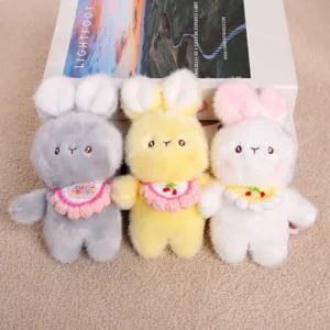 Adorable pendentif lapin en peluche avec bavoir tricoté, porte-clés poupée douce pour sacs.