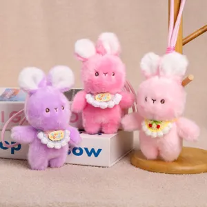 Adorable porte-clés en peluche lapin avec bavoir tricoté, douce figurine suspendue pour sac.