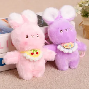 Joli porte-clés lapin en peluche avec bavoir tricoté, adorable poupée douce pour sac à main.