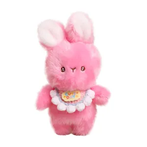 Mignon pendentif lapin en peluche rose avec bavoir en tricot, accessoire de sac et porte-clés poupée.