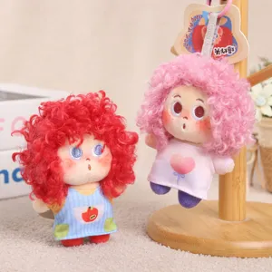 Dettaglio in primo piano del grazioso ciondolo di bambola di peluche con riccioli.