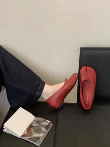 Zapatos planos Mary Jane retro franceses con punta hendida de mujer de cuero rojo suave