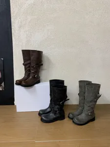 Vue détaillée de bottes slouch western françaises à talon bloc et boucles élégantes.