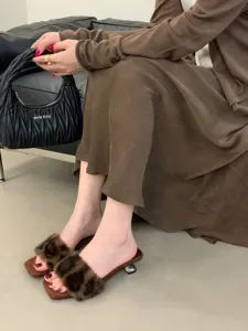 Zuecos peludos de leopardo marrón punta cuadrada mujeres elegantes zapatillas otoño