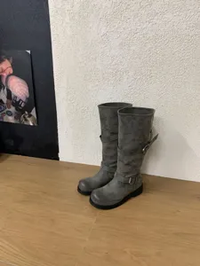 Bottes hautes grises effet usee pour femme, bottes western a talons epais details.