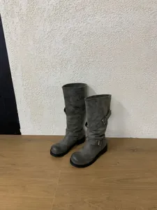 Bottes western slouchy grises à talons épais pour femme, bottes hautes rétro à boucles.
