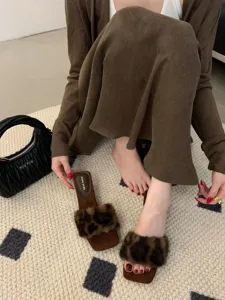 Pantuflas peludas elegantes francesas con punta cuadrada abierta para mujer zapatos de otoño