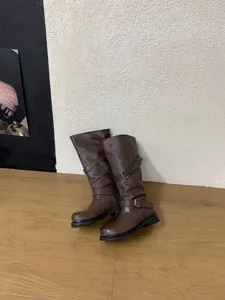 Bottes mi-mollet marron à boucles pour femmes avec talon bloc et détails de style western.