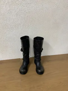Bottes hautes noires femme style western talon bloc chaussures mode automne elegantes.