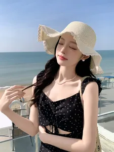 Chapeau de paille d'ete pour femme avec bord ondule en dentelle pour la plage.