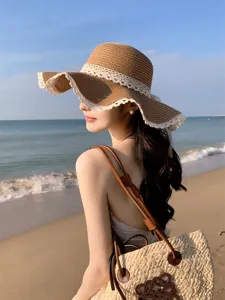 Chapeau de paille d'ete pour femmes bord ondule chapeau de soleil avec dentelle blanche
