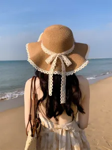 Vue détaillée d'un chapeau de paille d'été pour femme avec une élégante bordure en dentelle.