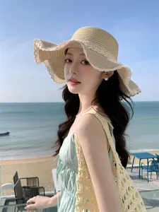 Vue détail chapeau de soleil plage, chapeau paille bord ondulé élégante dentelle.