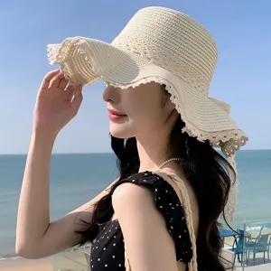Chapeau de soleil en paille tissée pour femme avec bord en dentelle élégant protection.