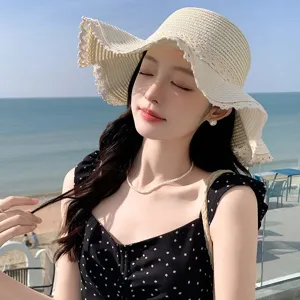 Chapeau de paille d'été pour femmes avec bord en dentelle ondulée, élégant et stylé.