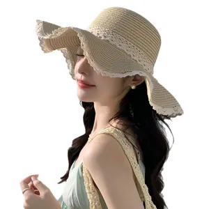 Chapeau de paille élégant pour femmes à large bord avec bordure en dentelle, idéal pour l'été.